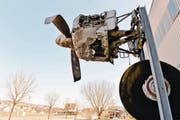 Vor der Schaffner AG in Müllheim steht der Motor eines Bombers, der während des Zweiten Weltkriegs in den Bodensee abstürzte. (Bild: Donato Caspari)
