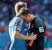 Hamburgs Aaron Hunt tröstet Goalie Tom Mickel, der gegen Augsburg viermal hinter sich greifen musste. (Bild: Imago/DeFodi)