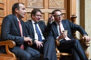 Die drei SVP-Nationalräte beobachten die Debatte zur Masseinwanderungs-Initiative: Thomas Matter (ZH), Albert Rösti (BE) und Roger Köppel (ZH). (Bild: KEYSTONE)