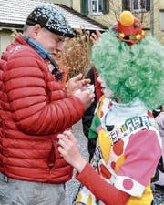 Augen zu und durch: Konfettiattacken gehören auch in Fischingen zum Fasnachtsumzug.