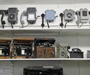 Blick in die Ausstellung über die Entwicklung der Nachrichtenübermittlung: Telefonapparate, Übermittlungszentralen und Funkgeräte. (Bild: Nana do Carmo / TZ)