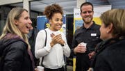 Spitzensportlerin Salomé Kora (Mitte) im angeregten Gespräch mit Gästen am Sponsorenapéro des Weihnachtslaufes. (Bild: Michel Canonica)