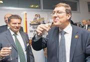 In Champagnerlaune: Mauro Poggia (rechts) feiert den Wahlerfolg des MCG. (Bild: ky/Salvatore Di Nolfi)