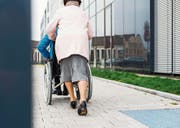 Wer in eine Betreuungs- oder Pflegesituation schlittert, kann schnell überfordert sein – und falsch reagieren. (Bild: Getty)