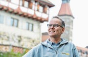 Quartiervereinspräsident Hanspeter Kanz vor dem Schloss Frauenfeld. (Bilder: Donato Caspari)