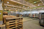 Seit Mitte Oktober werden in der ehemaligen Saurer-Halle gegenüber dem neuen Jumbo Maximo Retourenartikel von Zalando verarbeitet. (Bild: Max Eichenberger)