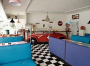 Der linke Bereich des Bistros Rehli ist gestaltet wie ein nordamerikanisches Diner. (Bild: Mattia Lorenzi)