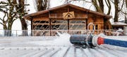 Kurz vor 15 Uhr hat Eismeister Sepp Bucher gestern die ersten fünf Zentimeter Wasser auf die Kühlschlangen laufen lassen. (Bilder: Rudolf Hirtl)