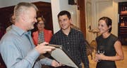 Wil-Tourismus-Interims-Präsident Walter Dönni überreicht Valentin Künzle und Selina Fischer Künzle die Prix-Casa-Urkunde. (Bild: Christoph Heer)