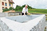 Verkehrsdirektor Werner Ibig freut sich, dass der Neubau nach Plan verläuft und der Brunnen bis Samstag bereit sein wird. (Bild: Donato Caspari)