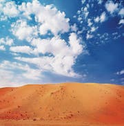 Mitten in der Wüste soll ein künstlicher Berg Regen bringen. (Bild: fotolia)