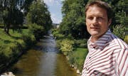 An der noch schnurgerade verlaufenden Steinach erläutert der Steinacher Gemeindepräsident Roland Brändli die angestrebte Renaturierung. (Bild: Fritz Heinze)