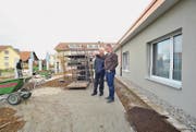 Kirchenpräsident Heini Stürm lässt sich von Architekt Markus Willi den neuen Demenzgarten zeigen. (Bild: Olaf Kühne)