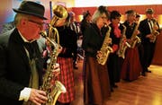 Beherzter Abschied: die Faltäfäger mit Bandleader Urs Thür (links). (Bild: Thomas Widmer)