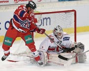 Schon in der vergangenen Saison trafen die Rapperswiler (Steve Mason, links, gegen Pascal Caminada) im Cup auf Lausanne und verloren im Penaltyschiessen. (Bild: Thomas Oswald (Rapperswil-Jona, 24. November 2015))