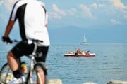 In die Pedale treten trotz Hitze: Der heisse Sommer beschert der Region viele Touristen. (Bild: Reto Martin)