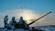 Die romantische Abendstimmung täuscht nicht über den Ernst der Lage hinweg: russisches Militärmanöver rund 300 Kilometer nordöstlich von Moskau. (Bild: Wladimir Smirnow/Getty (Kostroma, 23. Januar 2016))