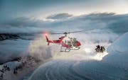 Der Helikopter holt am Pizol Leute vom Pistendienst ab, um aus der Luft eine Sprengladung abzuwerfen. So werden Lawinen künstlich ausgelöst, die vielleicht irgendwann ein Skigebiet gefährden könnten. (Bild: Michel Canonica (Pizol 21.1.2016))