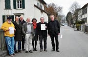 Initiant Urs Koller mit Mitinitianten und Uwe Moor vom Thurgauer Heimatschutz (Mitte) auf der Thurfeldstrasse. (Bild: Sabrina Bächi)
