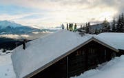 Wenn im Lagerhaus Crap la Foppa die Türen klemmen, liegt zu viel nasser Schnee auf dem Dach (Bilder: Thomas Hunziker/Philipp Ruggli)