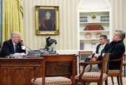 Hier herrschte noch Frieden: US-Präsident Trump und sein Ex-Chefberater Steve Bannon (rechts). (Bild: Alex Brandon/AP (Washington, 28. Januar 2017))