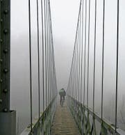 Eines der ausgestellten Bilder im «Frohsinn»: Ein Radfahrer auf dem Ganggelisteg im Nebel. (Bild: PD/Franz Müller Riesen)