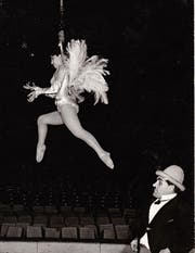 Josefine Tanasa schwebte nur mit den Haaren an einem Haken befestigt in der Manege. Hier ist sie mit ihrem Mann Zandarico bei einer Probe des Zirkus Knie im Jahr 1967. (Bild: zVg Josefine Tanasa)