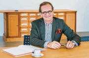 Walter Oberhänsli gönnt sich eine Tasse Kaffee am Hauptsitz von «Zur Rose» in Frauenfeld. Im Hintergrund ein Handverkaufstisch aus Steckborn. (Bild: Andrea Stalder)