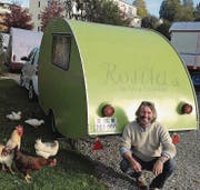 Initiator Gerold Huber zeigt in kleinen Wohnwagen Theater. (Bild: PD)