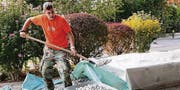 Eine Gruppe Cevianer erstellt ein neues Fundament für das Spielhaus. (Bild: Hedy Züger)
