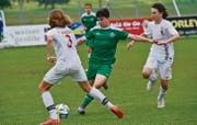 Der harte Kampf um den Turniersieg zwischen dem FC St. Gallen und dem FC Augsburg. (Bild: Fritz Heinze)