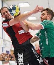 Der Gossauer Flügel Cornel Bucher (links) im Kampf mit dem Thuner Luca Linder. (Bild: Raphael Moser)