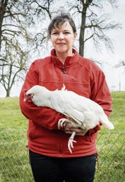 Astrid Spiri mit einem Schweizer Huhn. (Bild: Andrea Stalder)