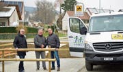 Primarschulpräsident Thomas Wieland, Bänkli-Sponsor Stephan Haag und Gemeinderat Hans Eschenmoser. (Bild: Mario Testa)