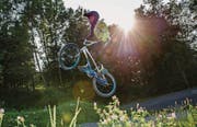 Fabio Schmidhauser springt mit seinem BMX über eine Schanze auf der BMX-Bahn der Bike Hunters im st. gallischen Goldach. (Bild: Ralph Ribi)