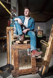 Dominic Frei mitten in der Werkstatt umringt von seinen Einrichtungsgegenständen. (Bild: Andrea Stalder)