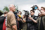 Der Thurgauer Kantonstierarzt stellt sich in Hefenhofen den Medien. (Bild: Keystone)