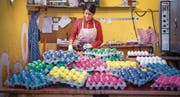 Alles so schön bunt hier: Die noch warmen, hart gekochten Eier werden von Hand gefärbt. (Bilder: Andrea Stalder)