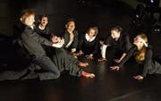 Die Fresssucht (Alberto Terribile), umringt von Tugenden: eine von sieben getanzten Todsünden in der Lokremise. (Bild: Ian Whalen)