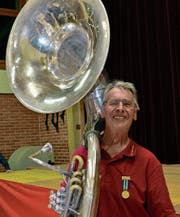 Sepp Lüthi mit seinem Bass und Veteranabzeichen. (Bild: kü)