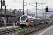 Ein Stadler Rail Flirt Zug der Südostbahn: Voraussichtlich Anfang 2019 beginnt der Thurgauer Fahrzeugbauer mit dem Bau des ersten Wagenkastens. (Archivbild) (Bild: GAETAN BALLY (KEYSTONE))