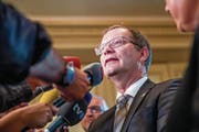 Hat viel Erklärungsbedarf: Regierungsrat Walter Schönholzer (FDP), Chef des Departements für Inneres und Volkswirtschaft. (Bild: Keystone)