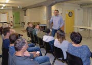 Die Zuhörer verfolgen die Ausführungen von Roger Märkli. Die Jugendlichen spricht er mit konkreten Beispielen seiner eigenen Kinder direkt an. (Bild: Lukas Hutter)
