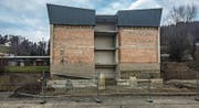 Unfreiwillig offene Schule: Während eines halben Jahres standen die Bauarbeiten am Schulhaus Bächelacker still. (Bild: PD)