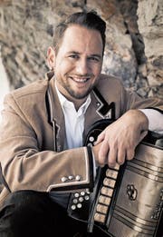 Mit seinen Songs über die Heimat, die Liebe und die Bergwelt begeistert der selbsternannte «Alpentainer» seine Fans. (Bild: Adrian Bretscher)