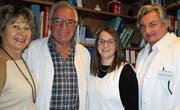 Astrid und Andreas Moser freuen sich mit MPA Angela Graf über die Weiterführung der hausärztlichen Praxis durch Jörg Rudnitzki (von links). (Bild: Peter Eggenberger)