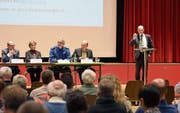 Landammann Matthias Weishaupt (rechts) stand am Dienstag im Zentrum. Er musste am meisten Fragen beantworten. (Bild: CAL)