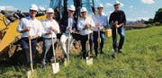 Die Verantwortlichen für die neue Überbauung beim Spatenstich. (Bild: pd)