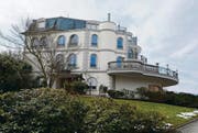 Mit Blick auf den Untersee und die Reichenau: Diese Villa liess César W. Lüthi auf einem Hügel oberhalb von Ermatingen erbauen. (Bild: Nana do Carmo)