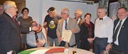 Umringt von Baronen und Baronessen: Landvogt Hauser erhebt mit dem Degenschlag Alois «Wisi» Frei in den Hüttwiler Landadel. (Bild: Margrith Pfister-Kübler)